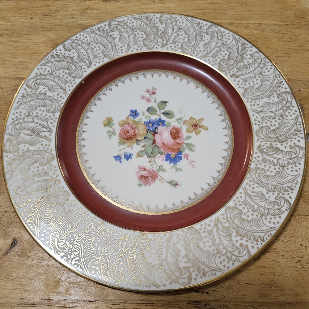 Atlas Fine China dinner plate with 22-karat gold trim